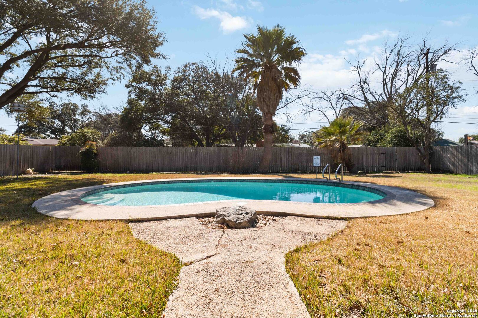 414 SPACEWAY DR