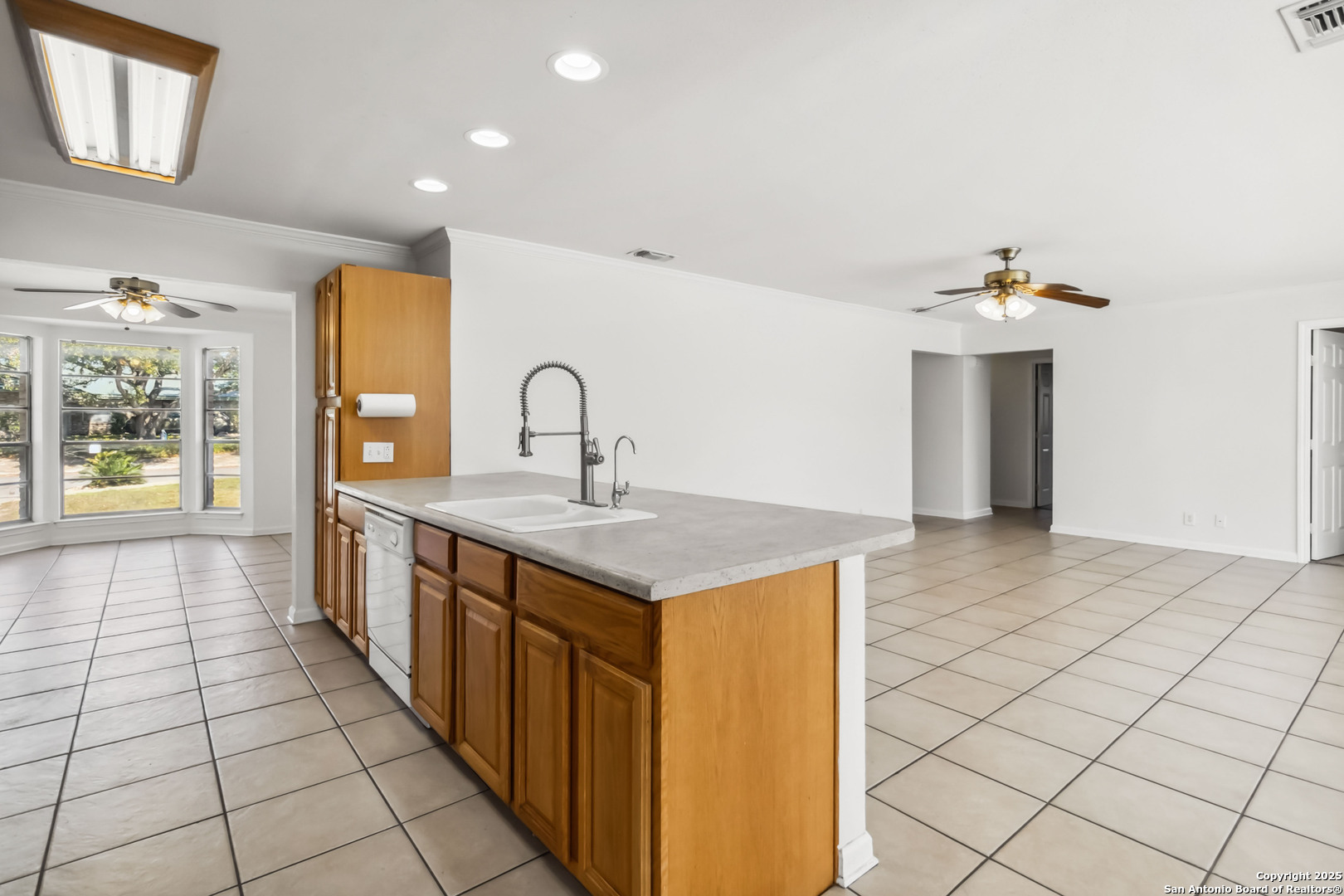 414 SPACEWAY DR