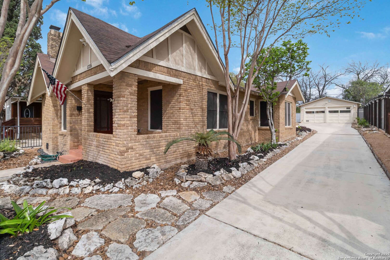 1235 Kayton Ave