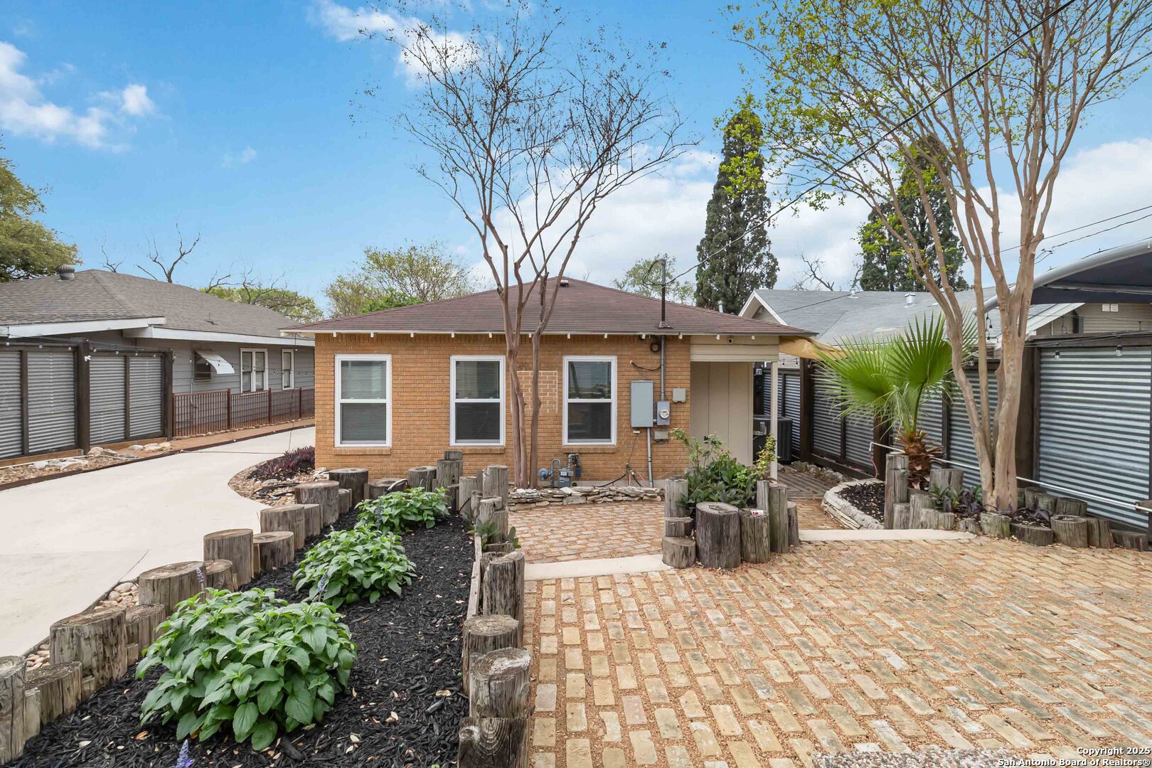 1235 Kayton Ave