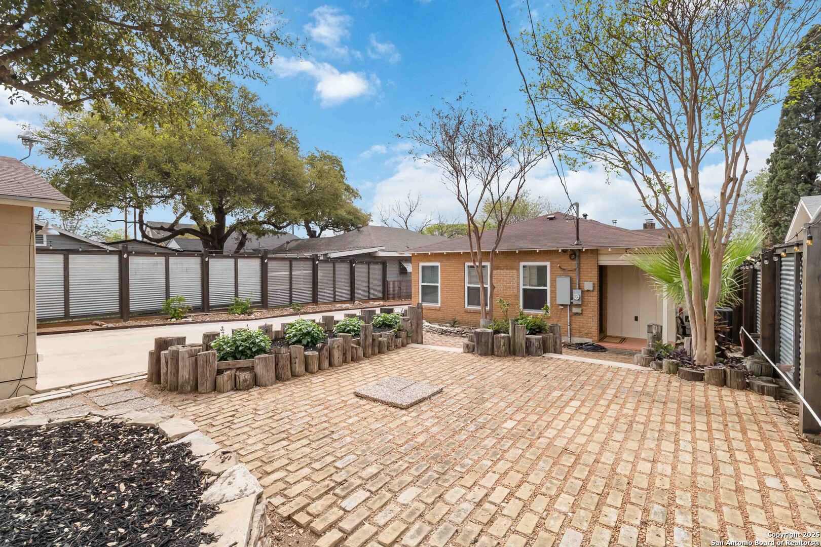 1235 Kayton Ave