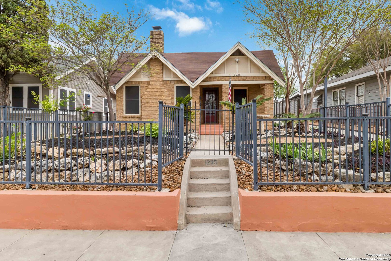 1235 Kayton Ave