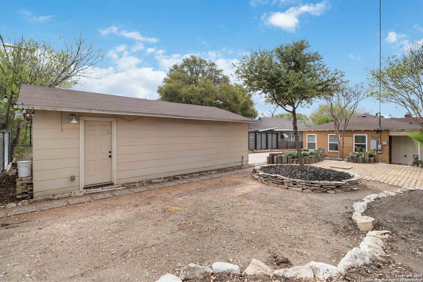 1235 Kayton Ave