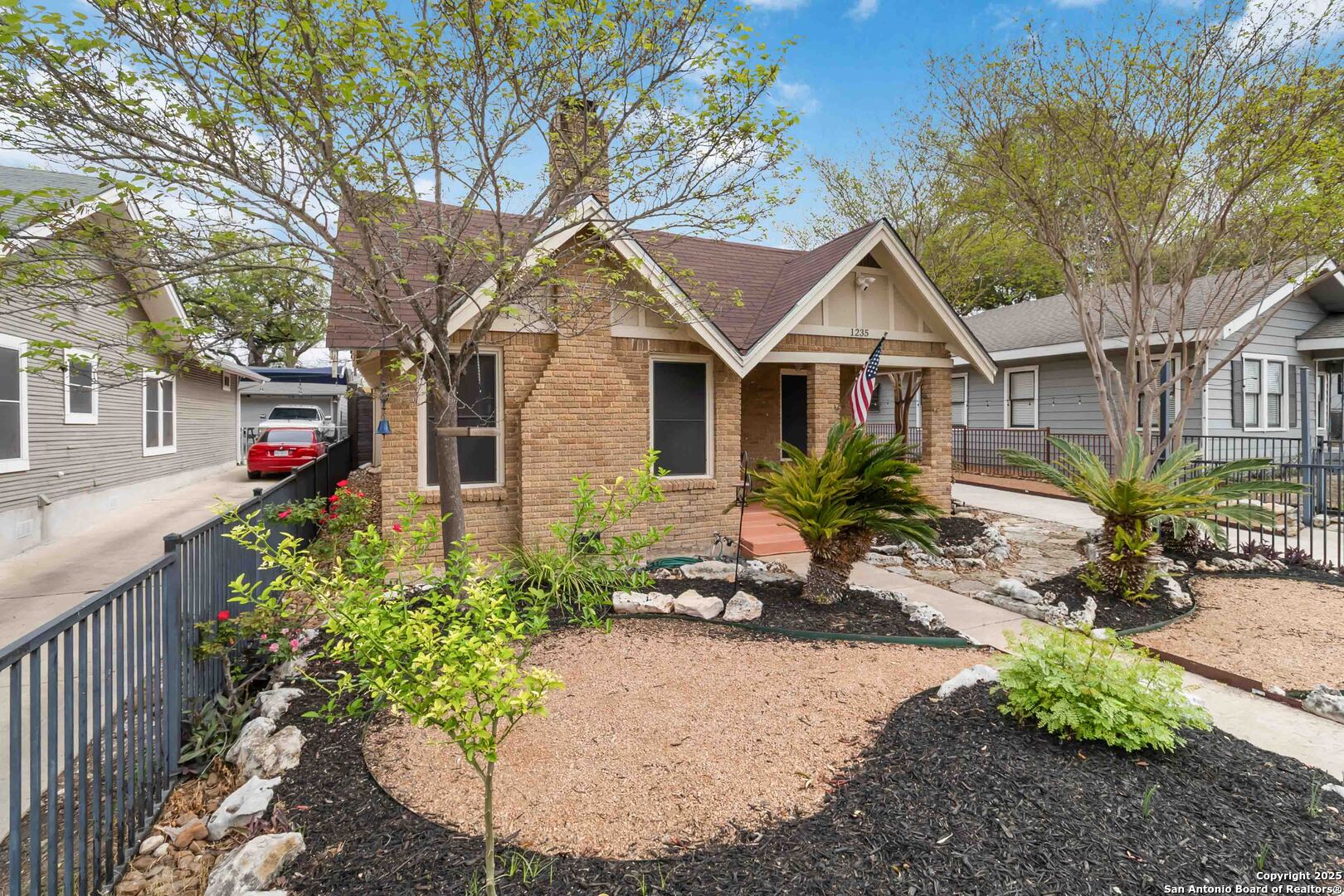 1235 Kayton Ave