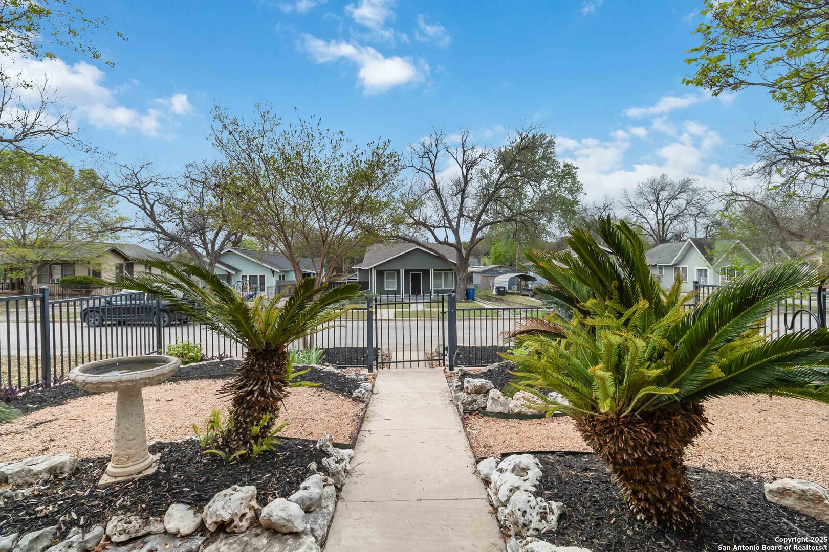 1235 Kayton Ave