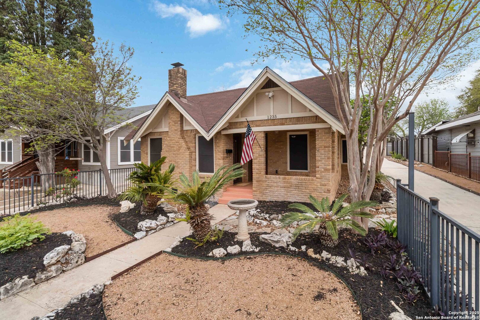 1235 Kayton Ave