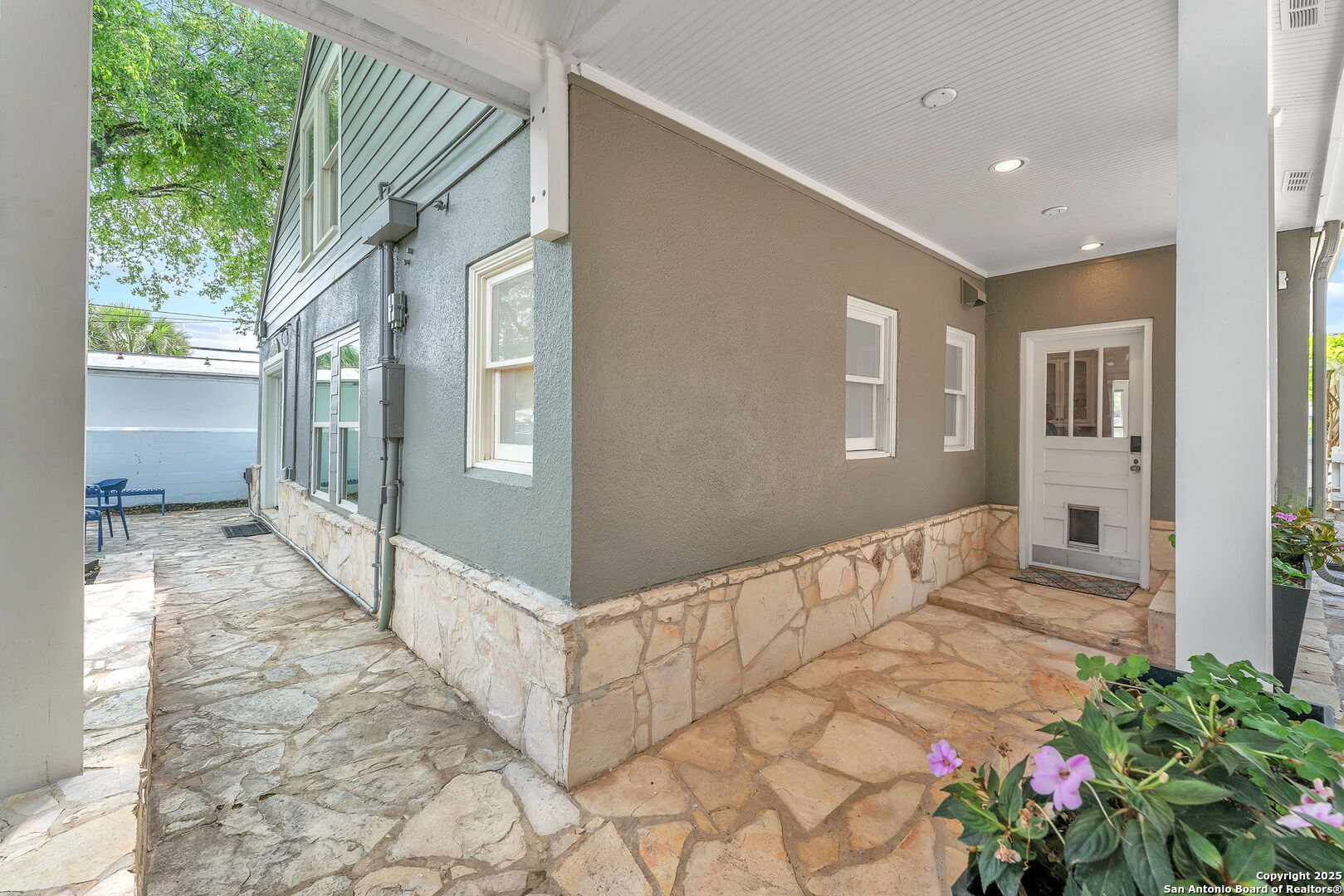 323 Cloverleaf Ave