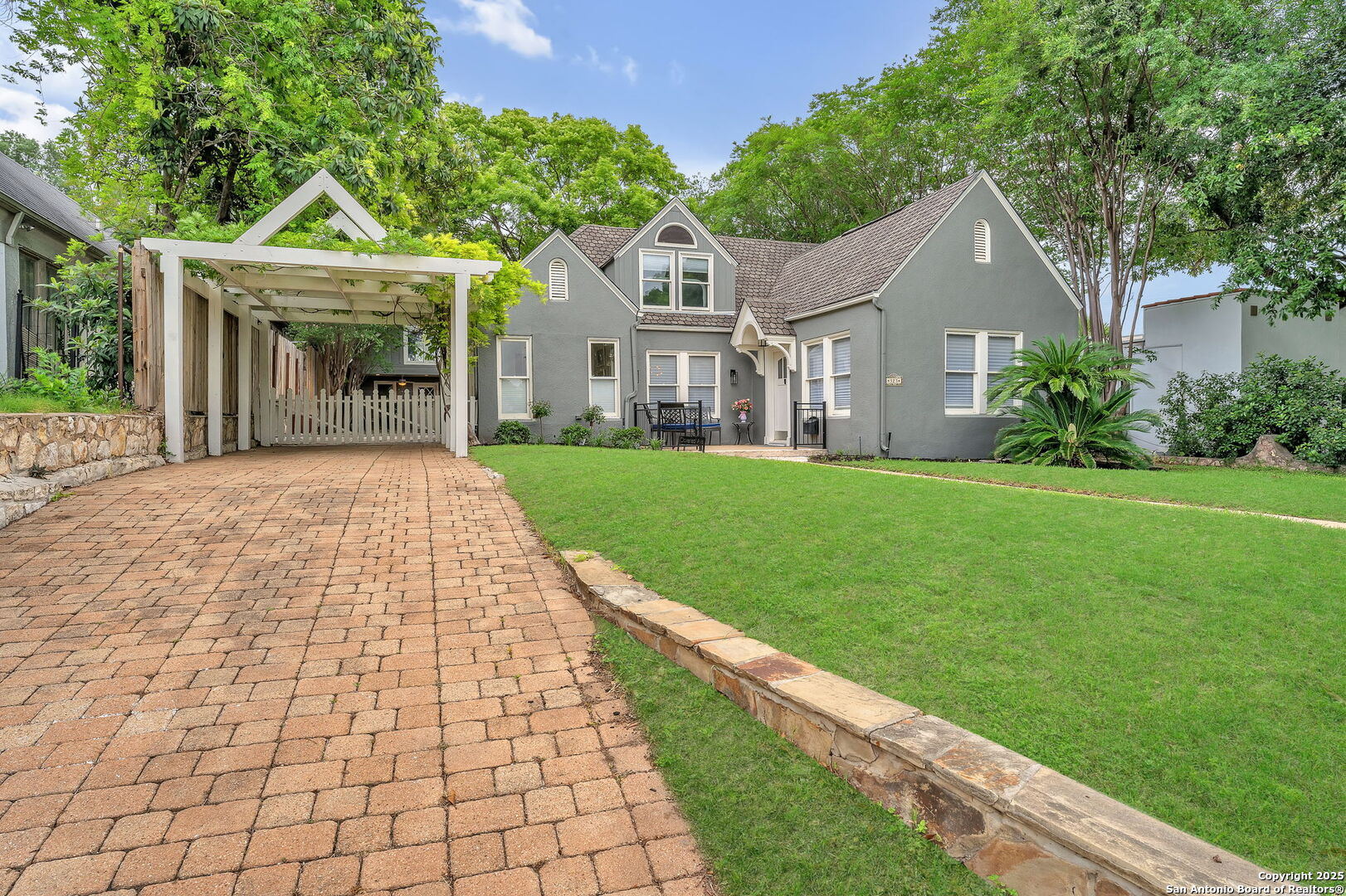 323 Cloverleaf Ave