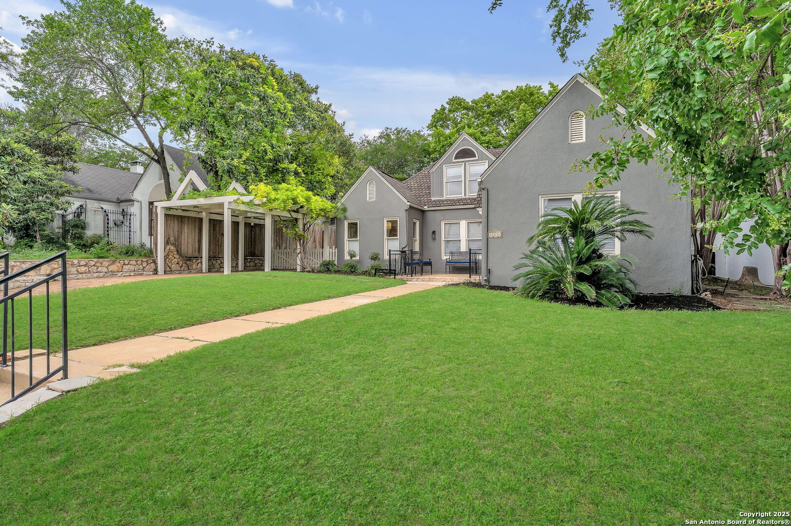 323 Cloverleaf Ave