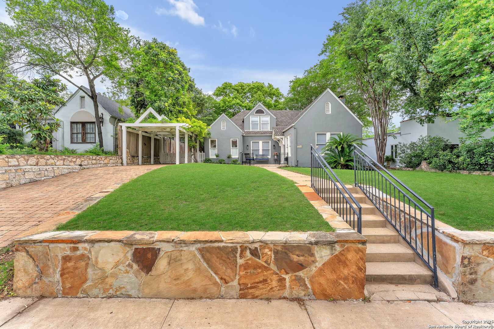 323 Cloverleaf Ave