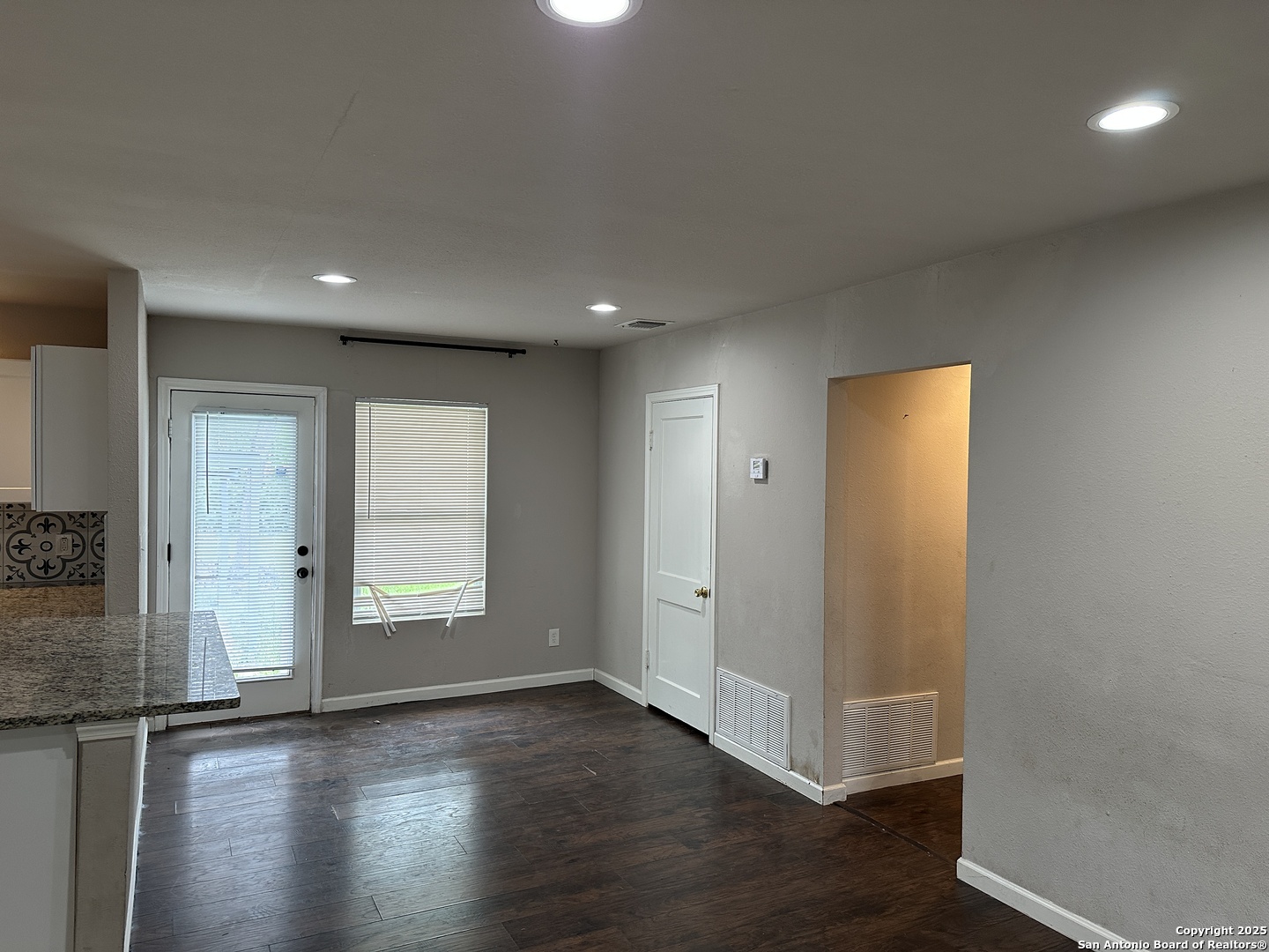 2543 W Mulberry