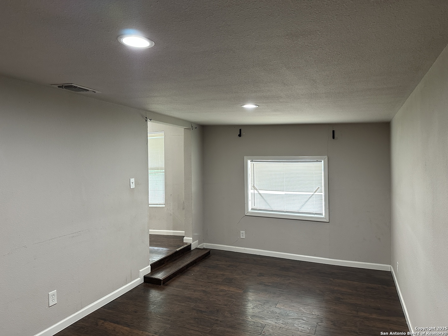 2543 W Mulberry