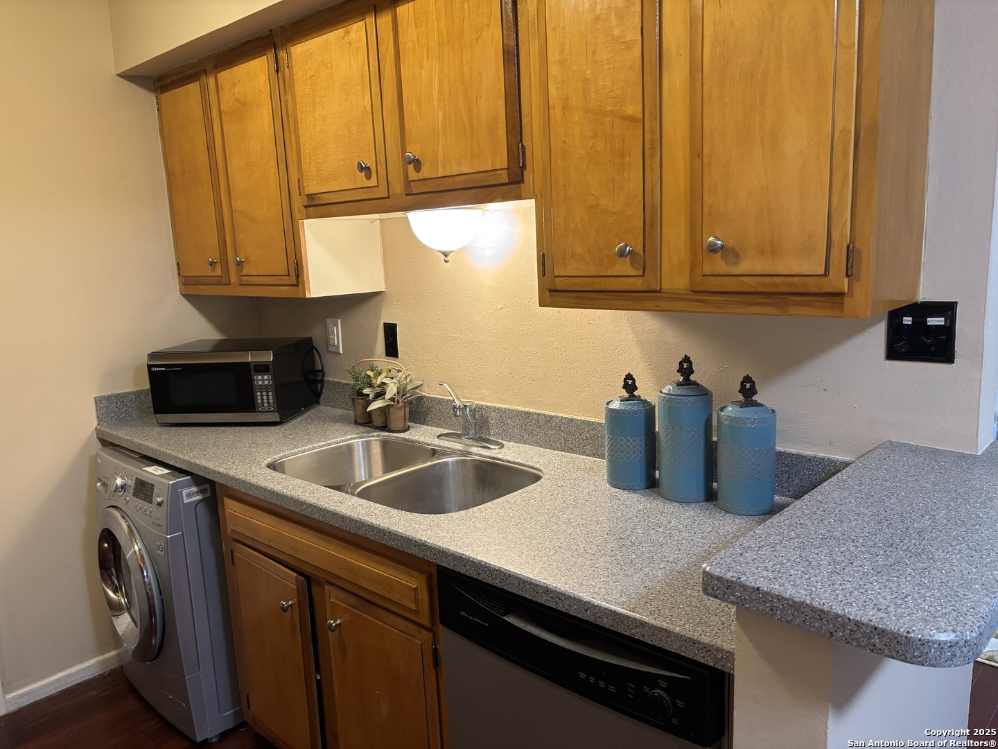 6718 Callaghan Unit: APT 404