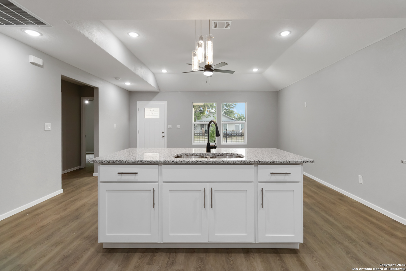 519 W Mitchell