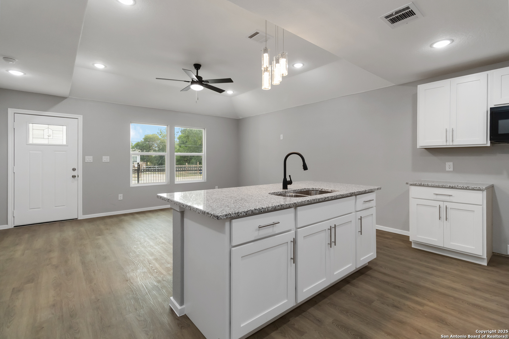 519 W Mitchell