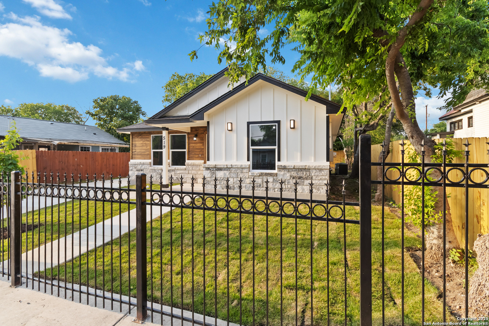 519 W Mitchell