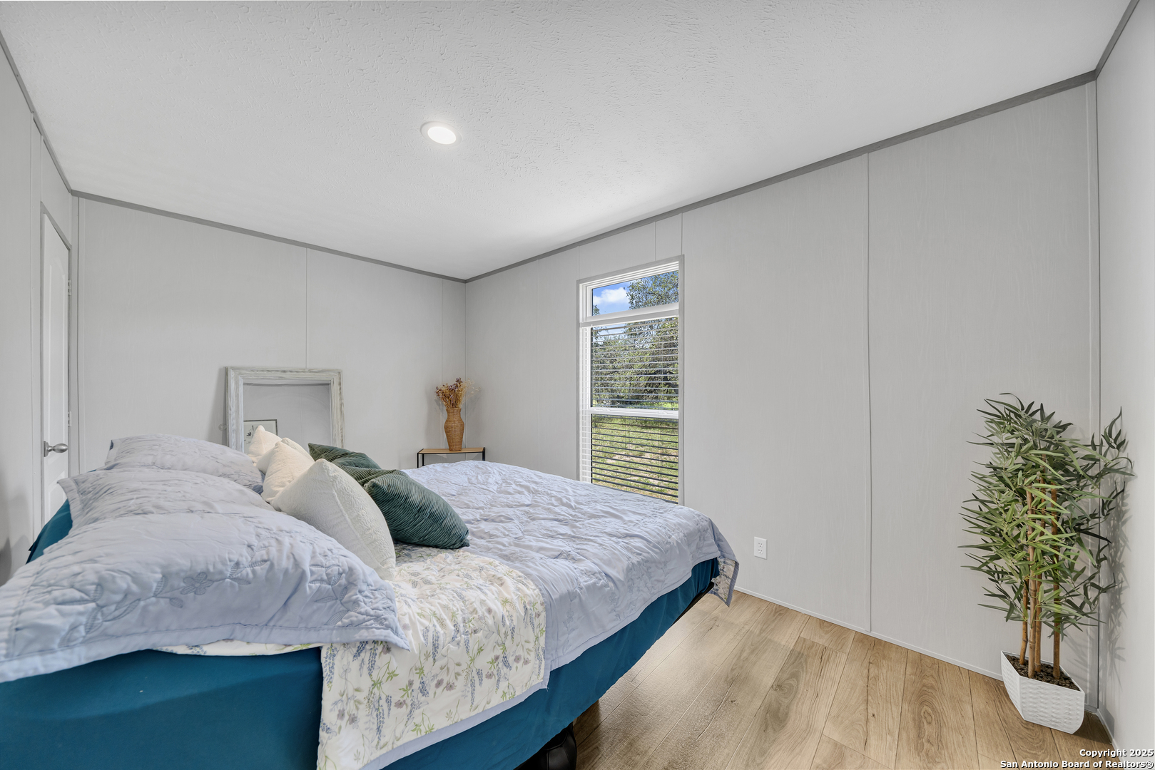 57 W Bob White Dr