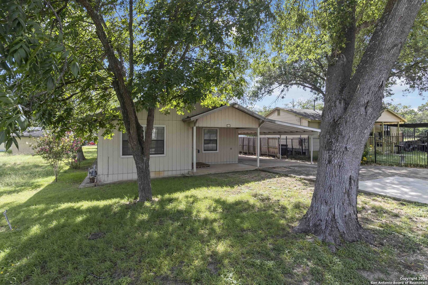 219 S Lone Star Ave