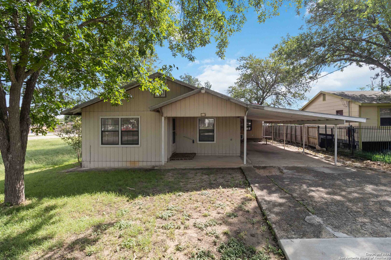 219 S Lone Star Ave