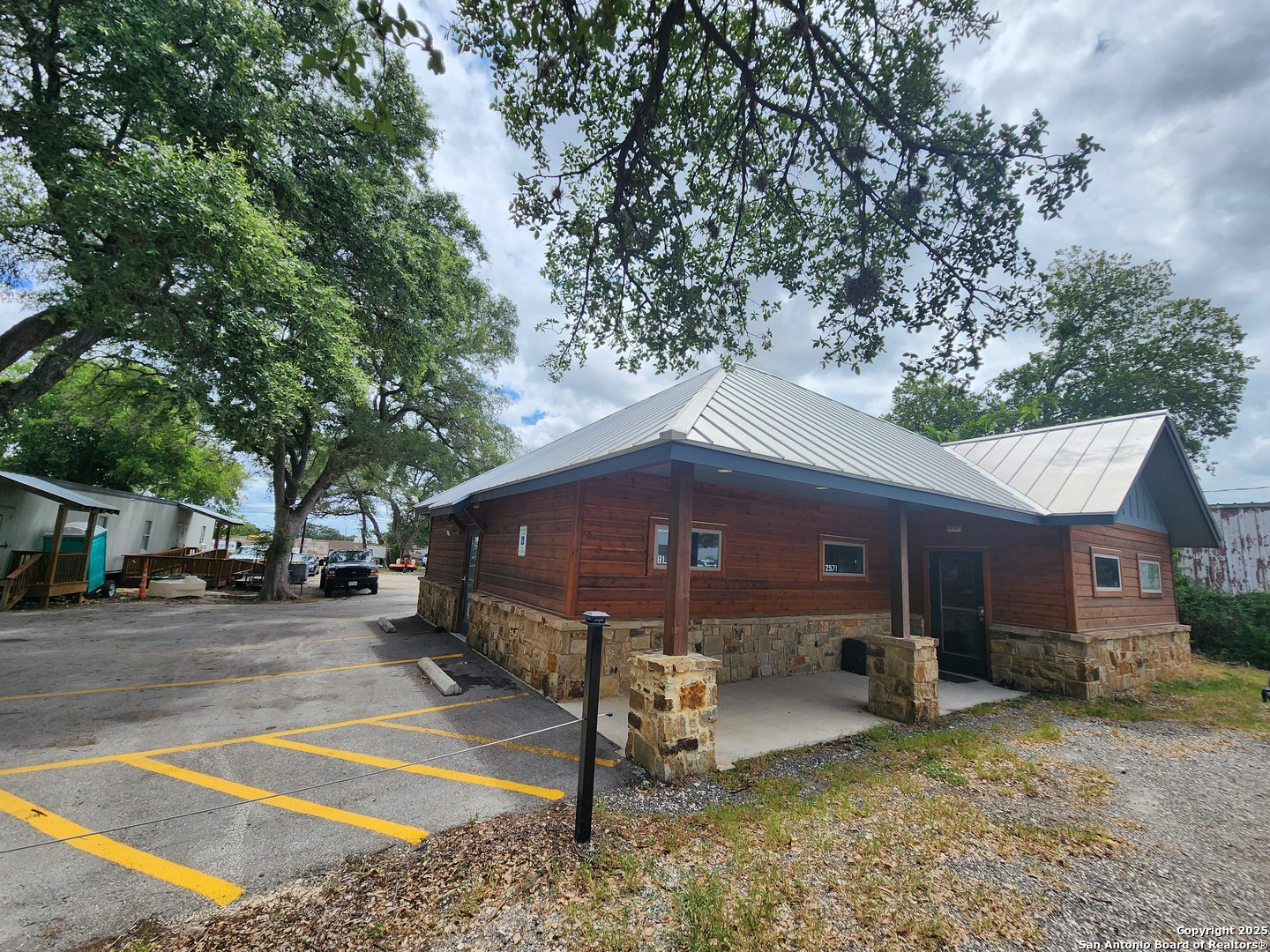 2571 Macarthur