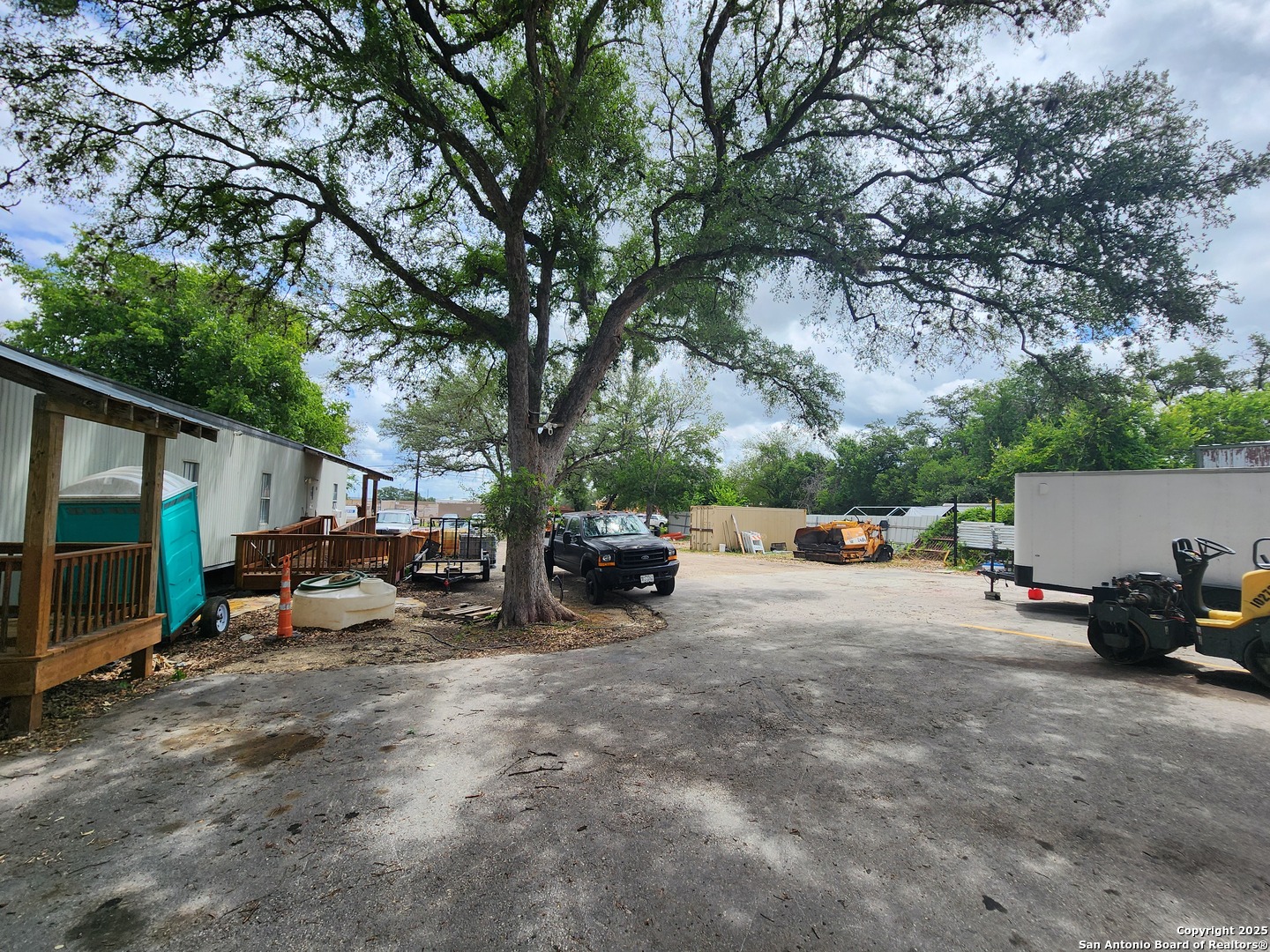 2571 Macarthur