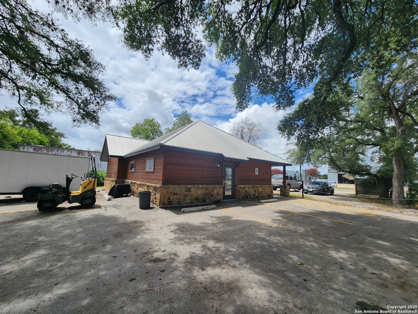 2571 Macarthur