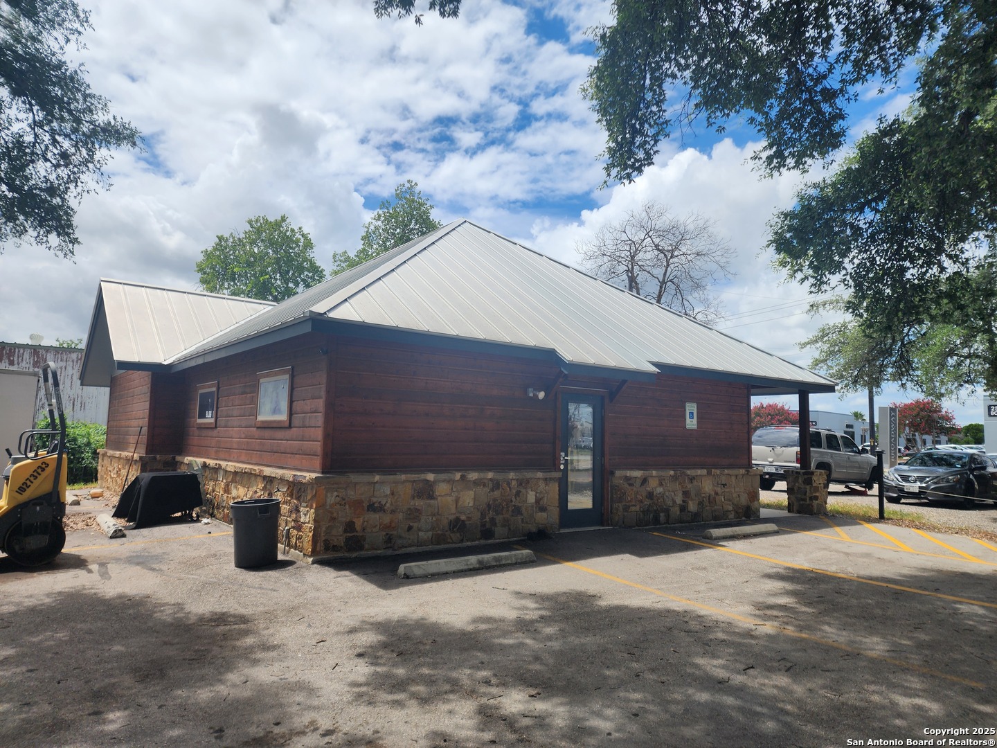 2571 Macarthur