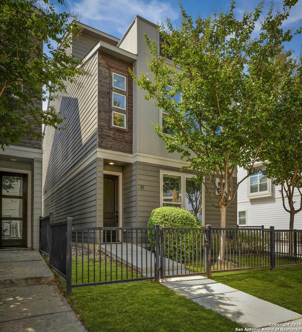 430 Clay St #11