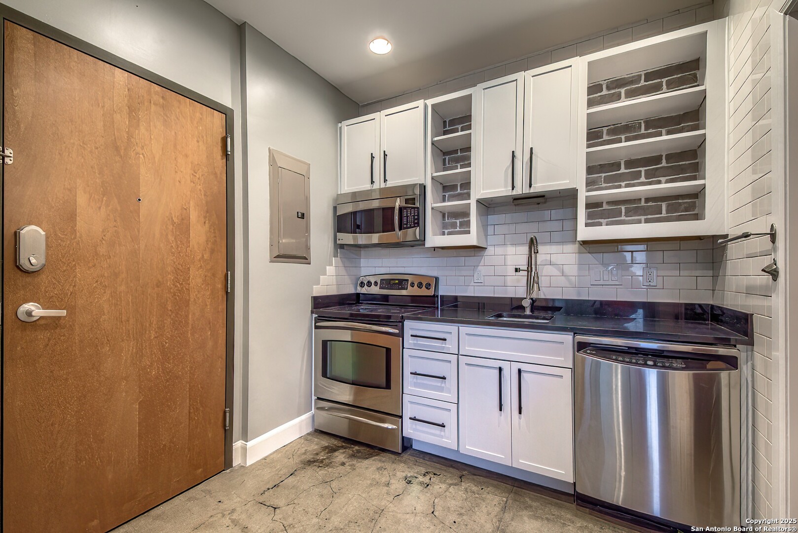 831 S FLORES ST Unit: 2101