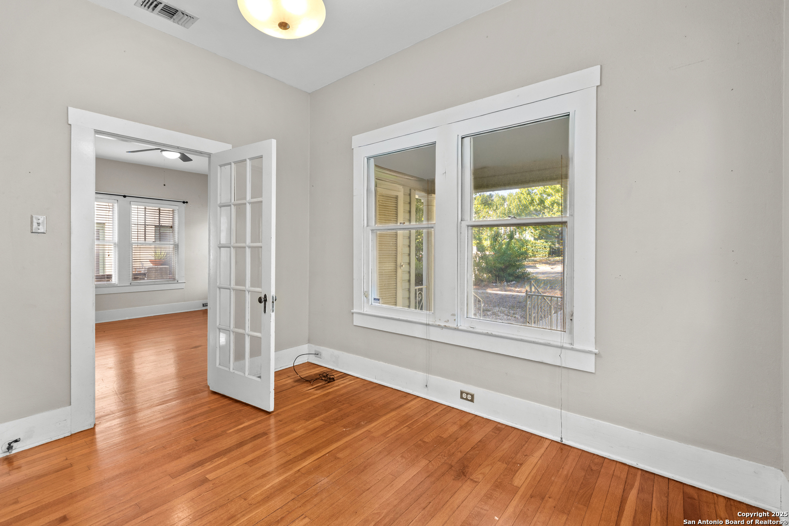 118 E Huisache