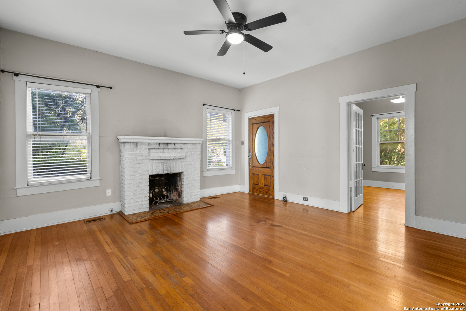 118 E Huisache