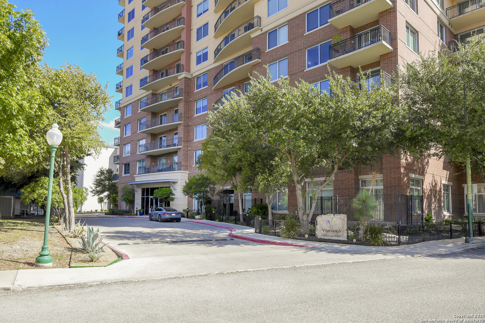 215 Center St Unit: 1307