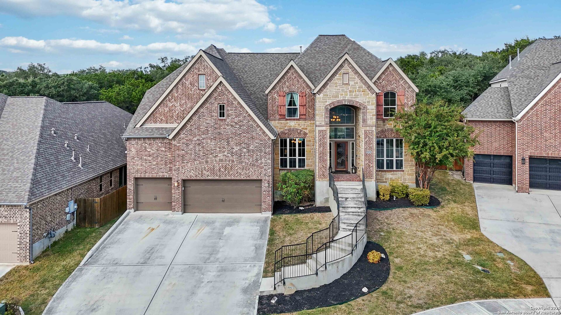 8905 Soaring Oak