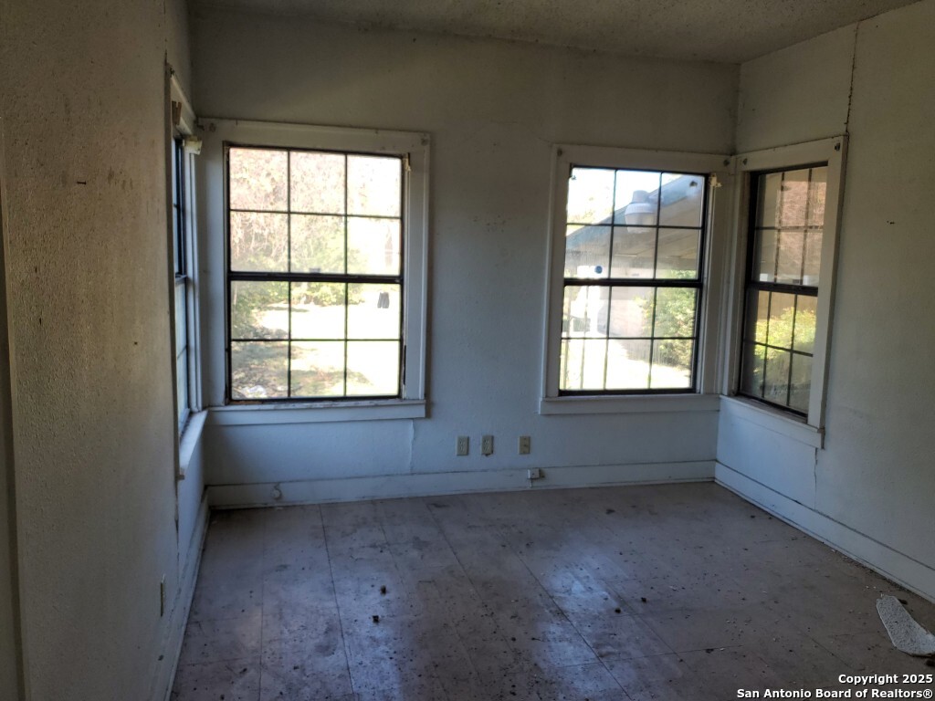 105 E Bonner Ave