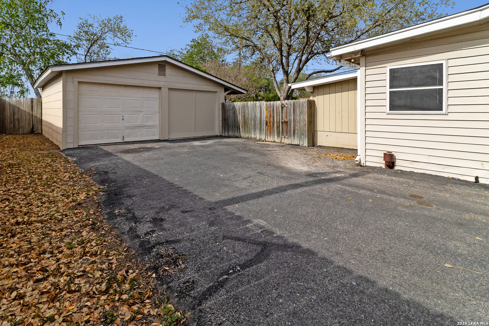 1411 E Corpus Christi St