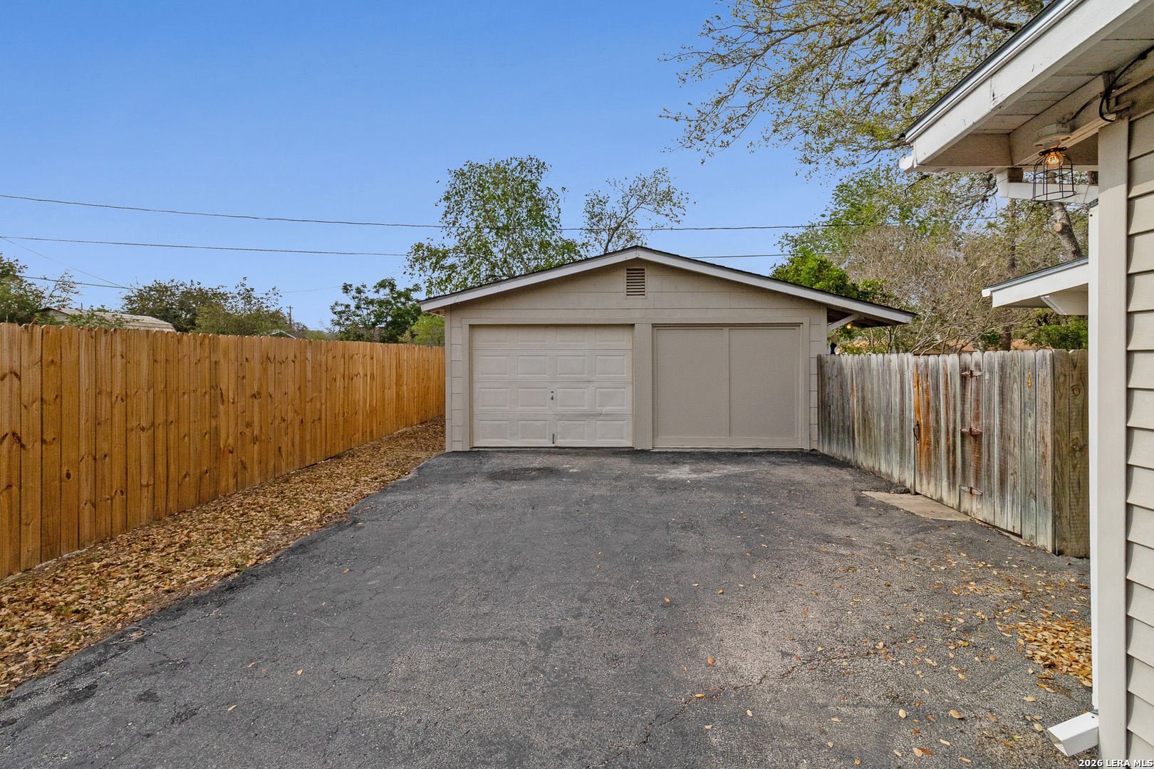1411 E Corpus Christi St