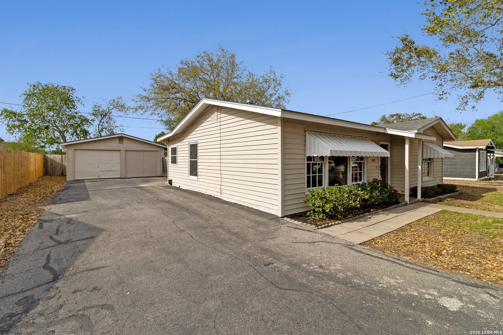 1411 E Corpus Christi St