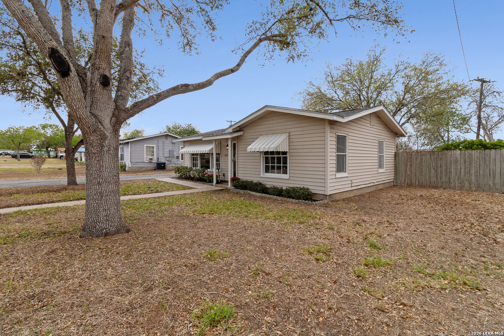 1411 E Corpus Christi St