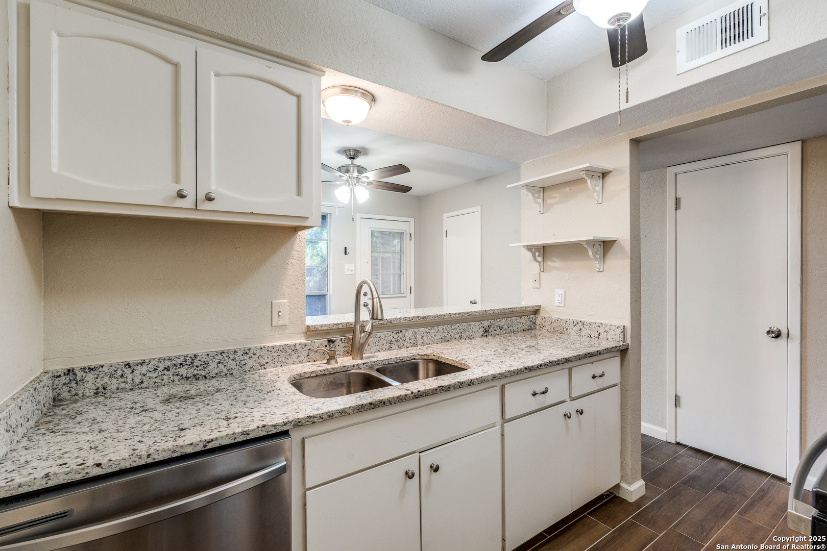 2811 Woodbury Unit: 405