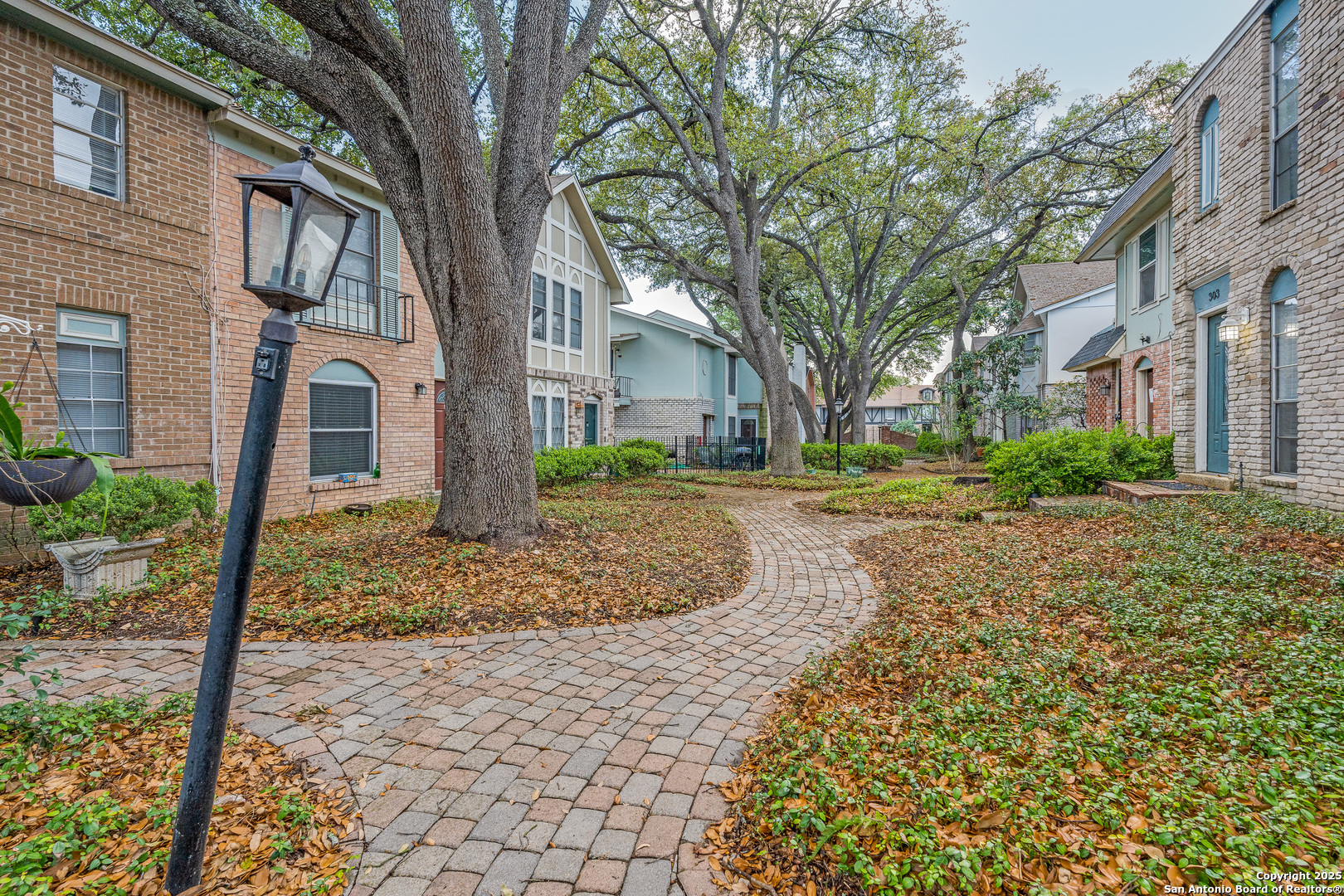 2811 Woodbury Unit: 405