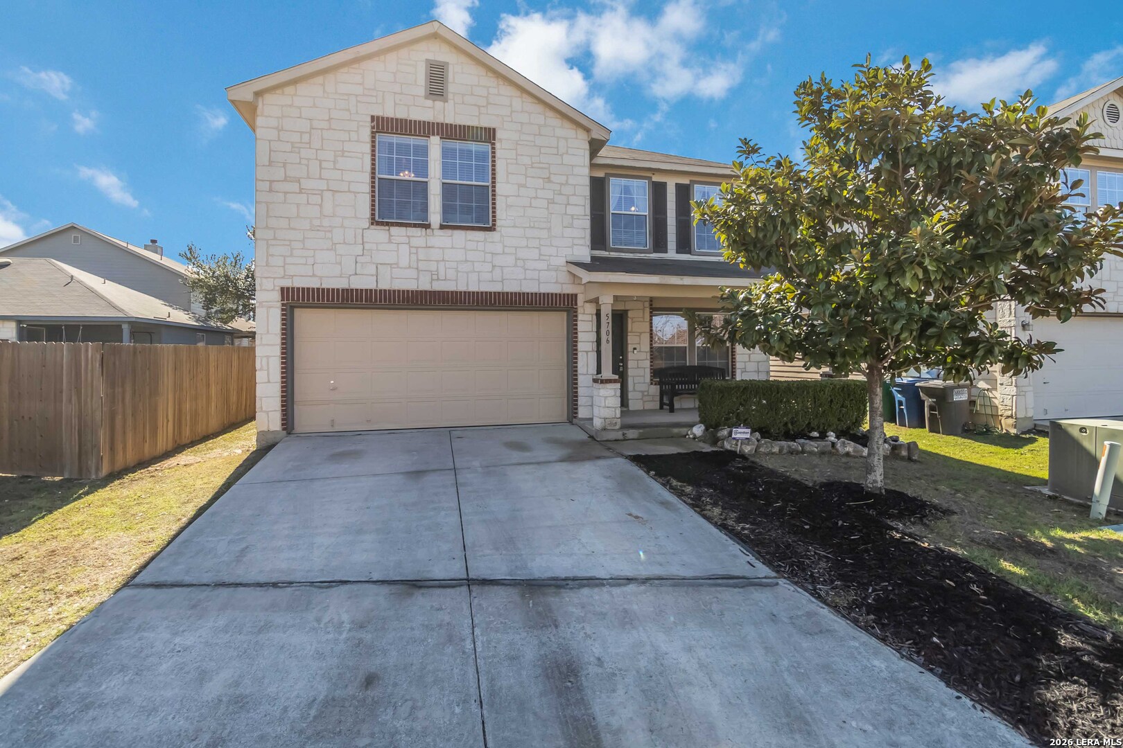 5706 Sherbrooke Oak
