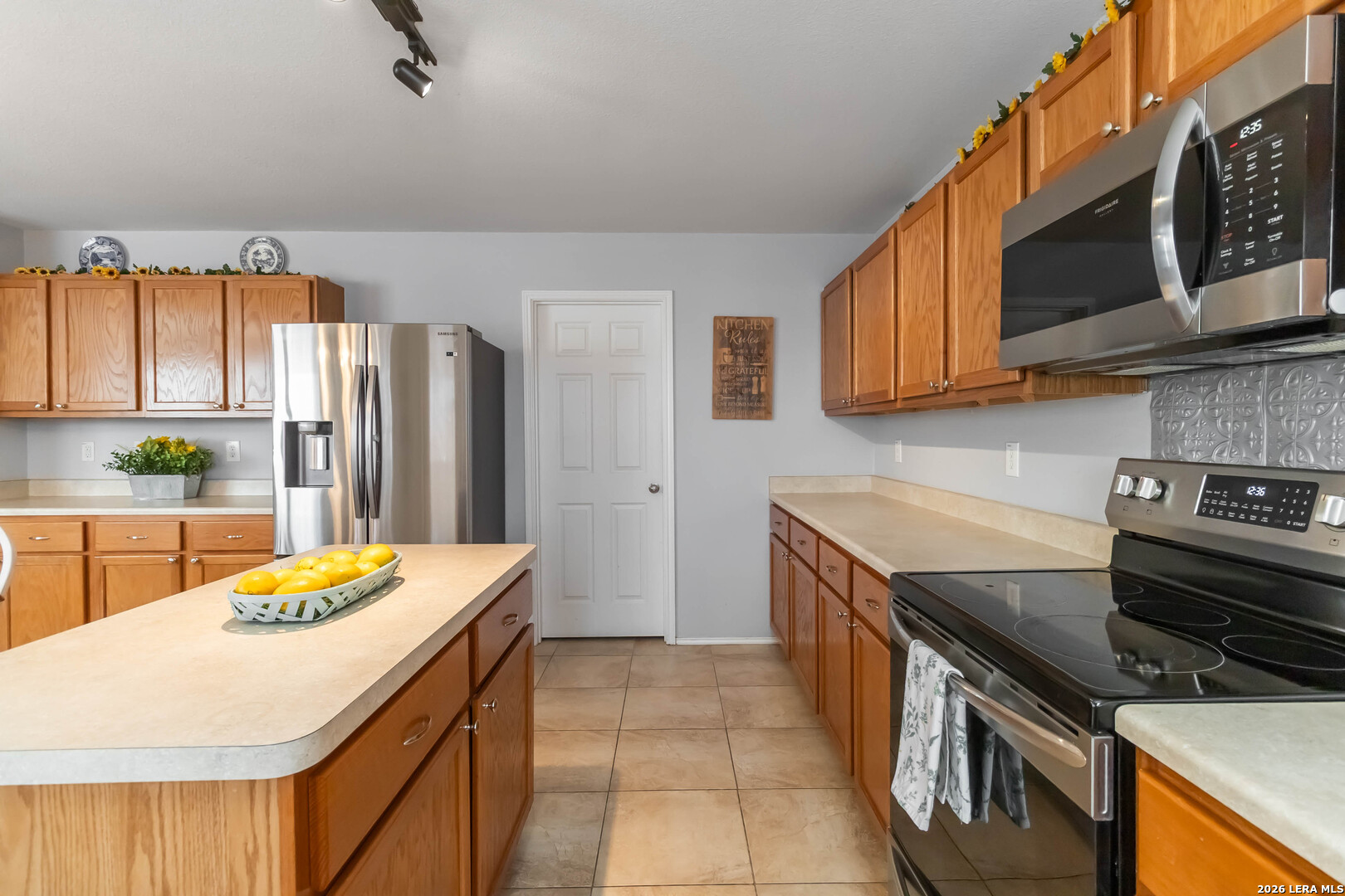 5706 Sherbrooke Oak