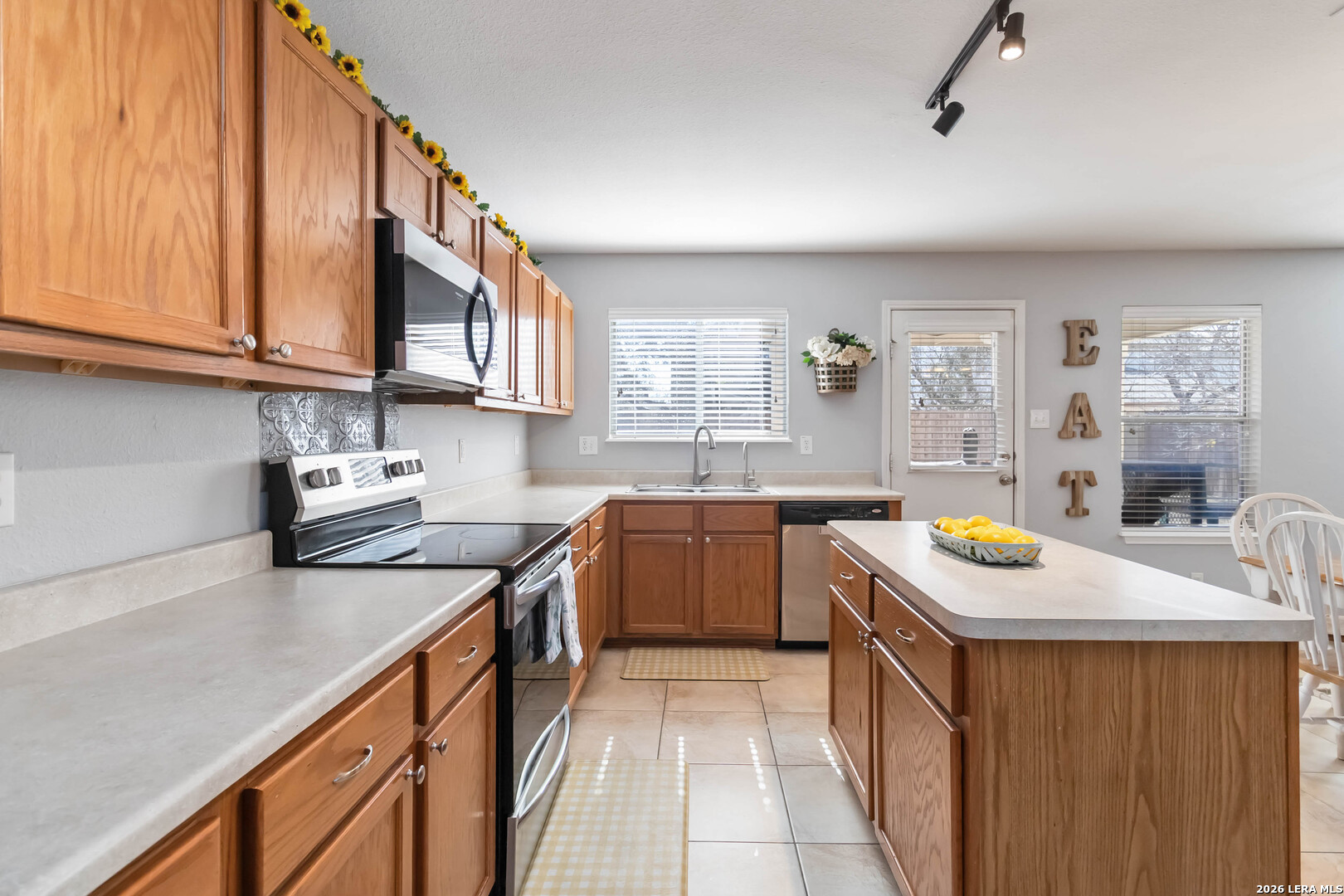 5706 Sherbrooke Oak