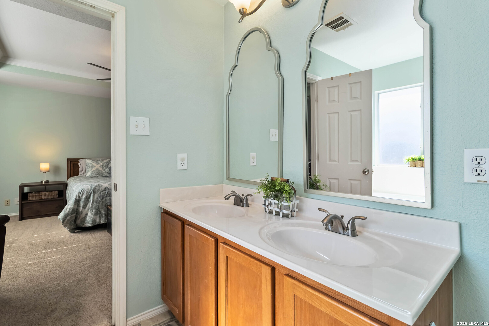 5706 Sherbrooke Oak