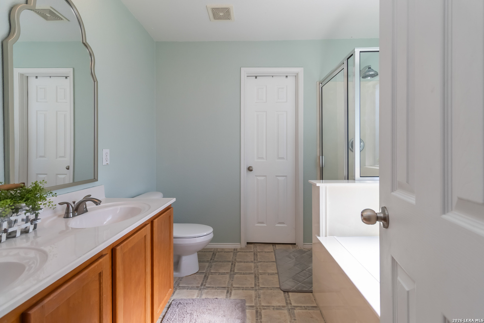 5706 Sherbrooke Oak