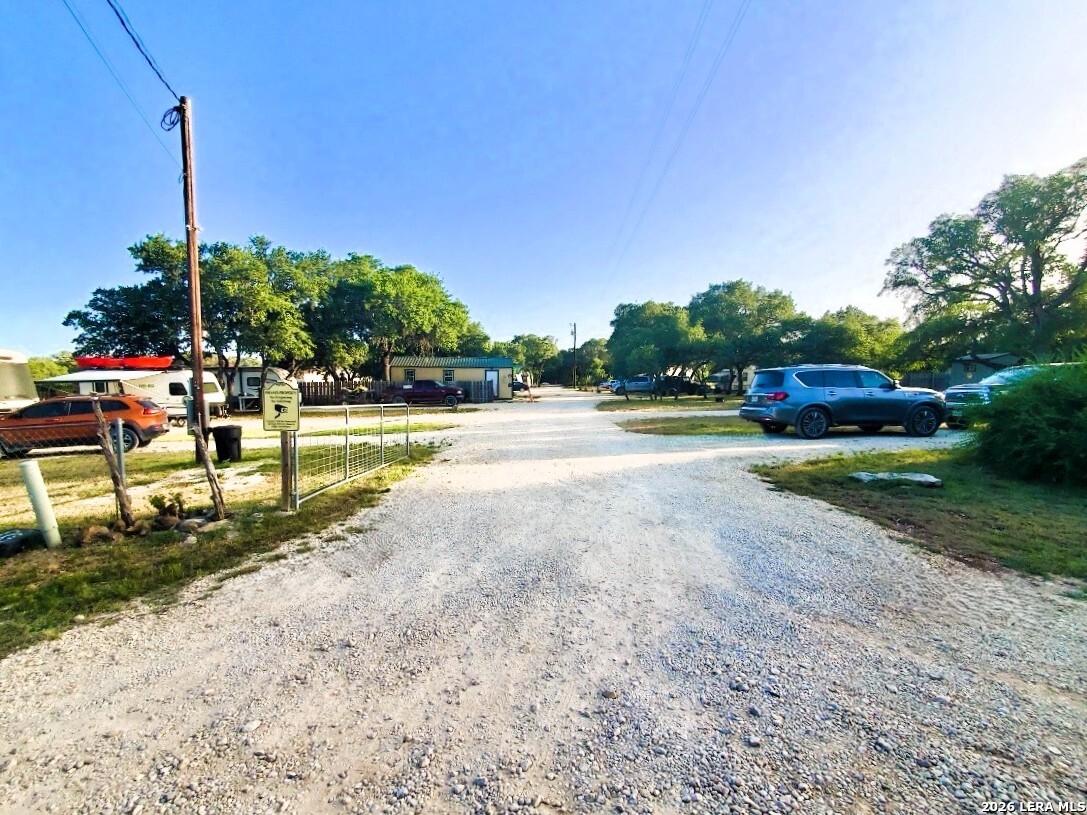 605 Lakeshore Ln