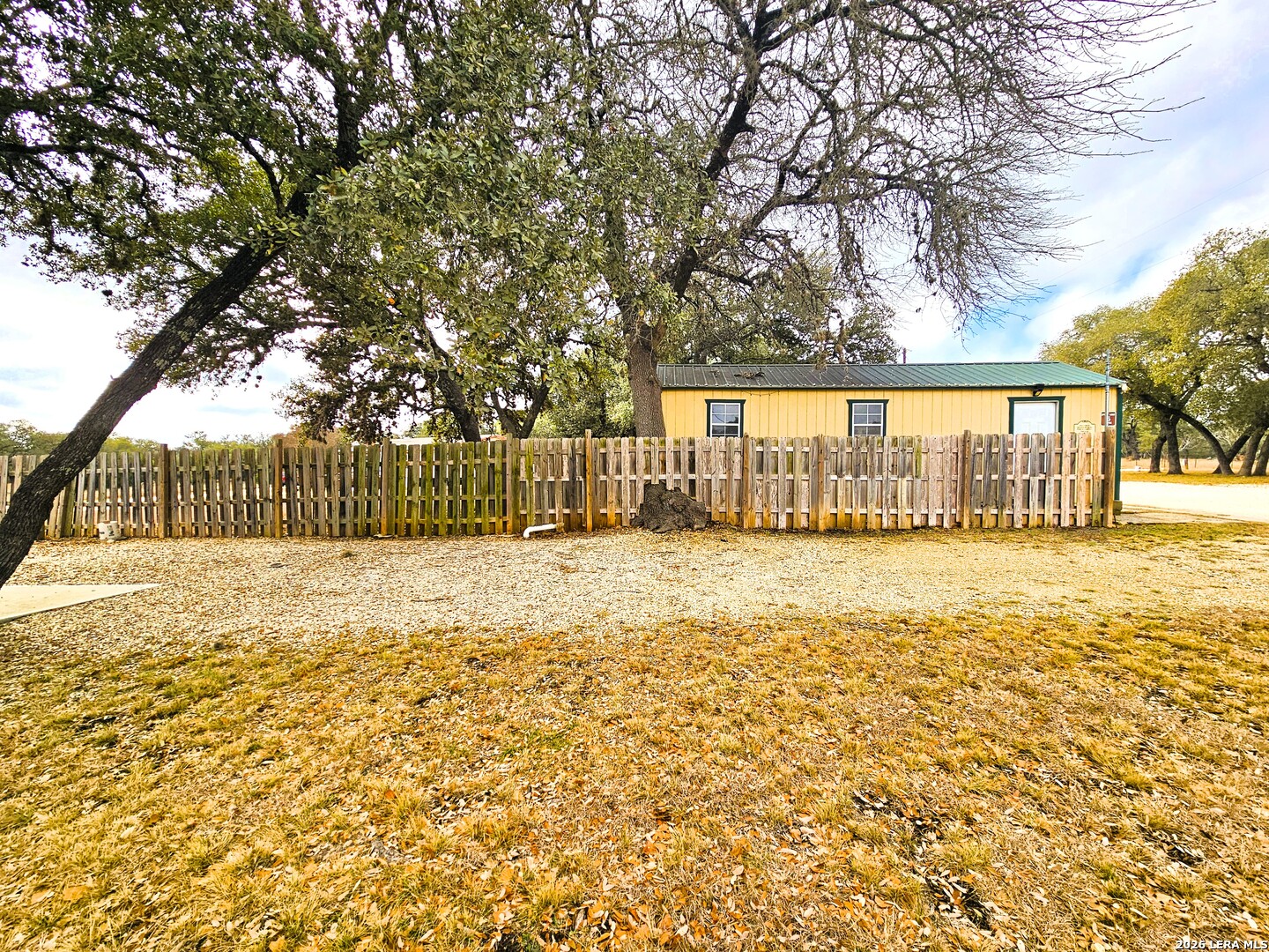605 Lakeshore Ln