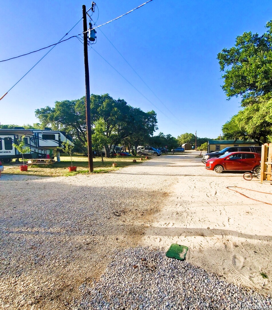 605 Lakeshore Ln