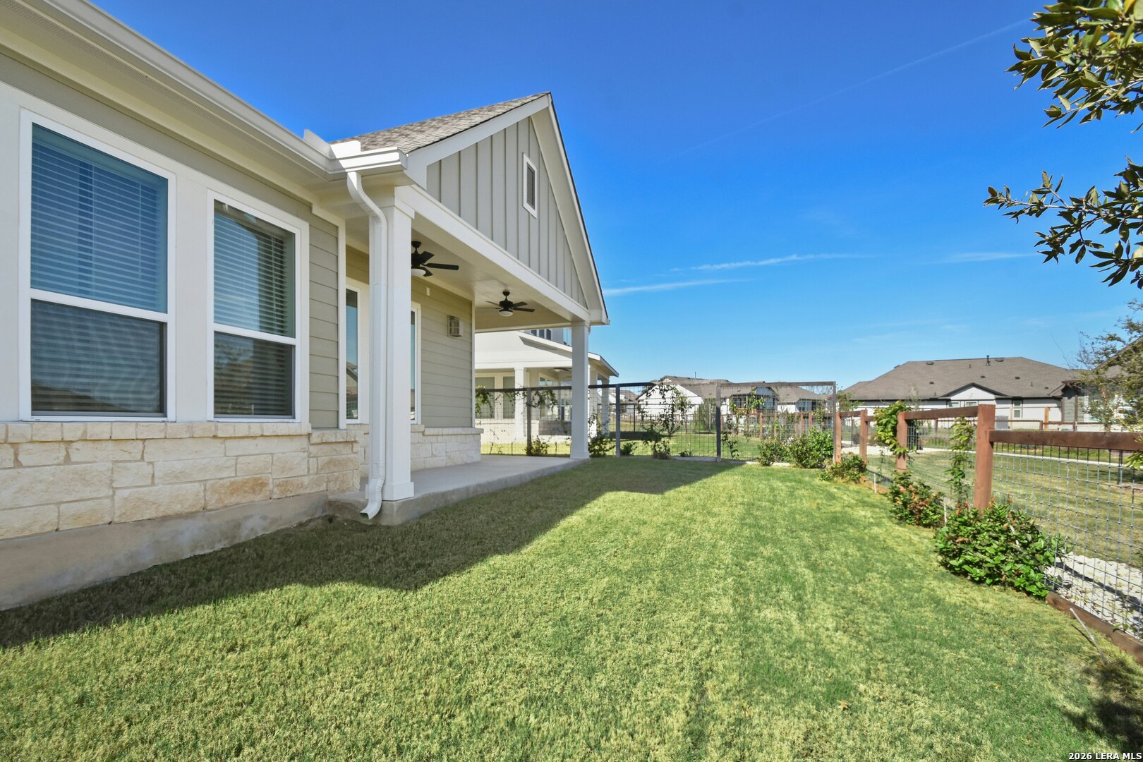 12125 Vine Blossom