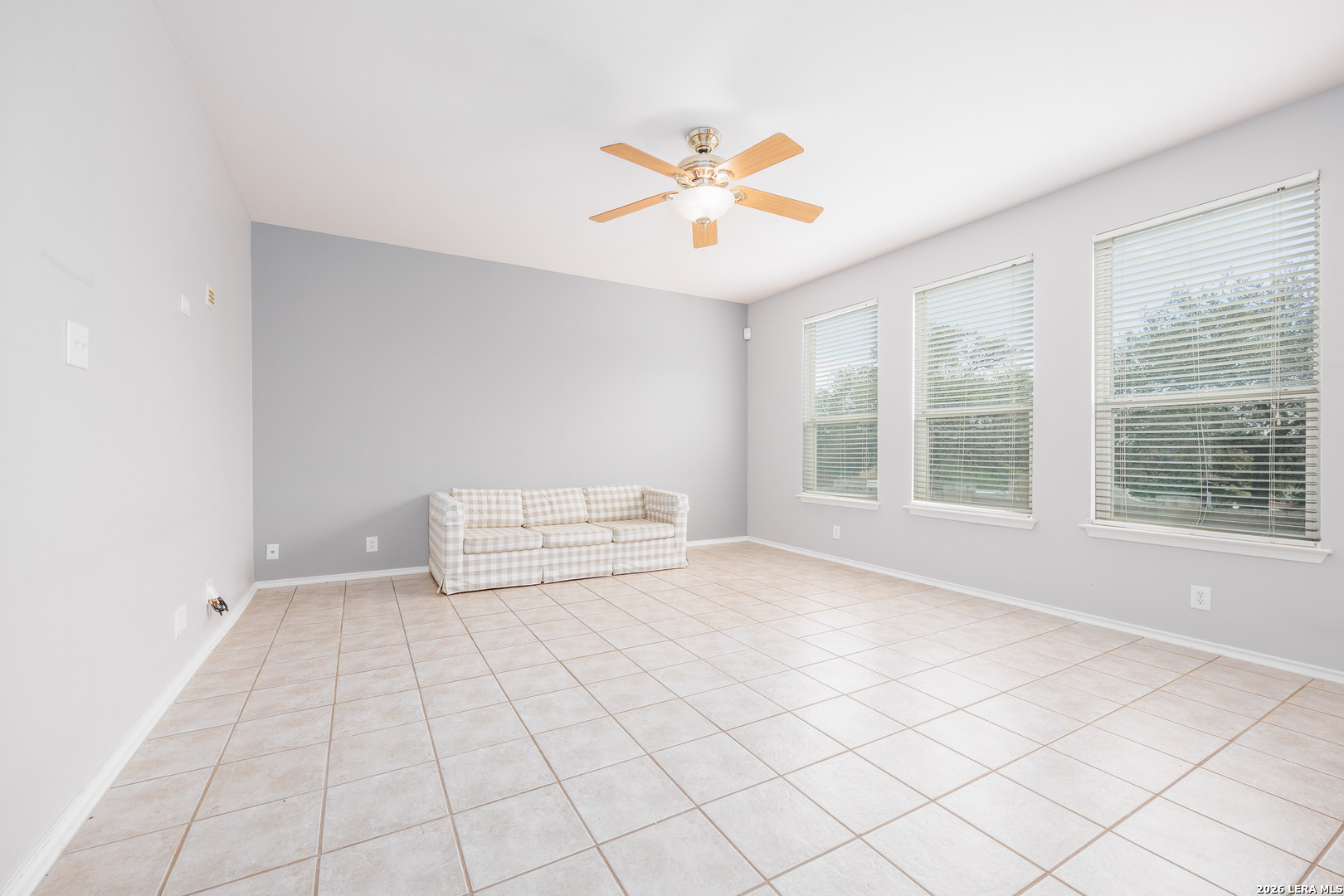 2438 Encino Cedros